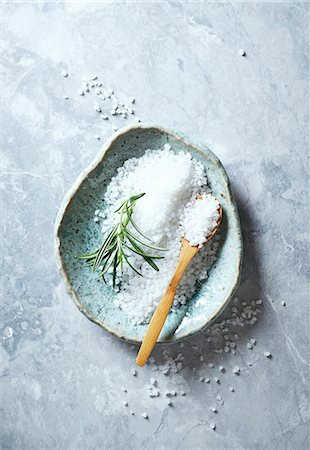 spa - Natural bath salt with a sprig of rosemary Foto de stock - Sin royalties Premium, Código: 659-08906659