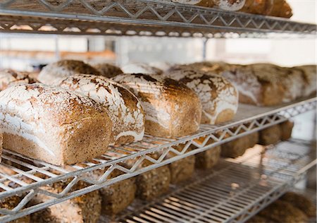 rye bread - Tin loaves on metal shelves after being baked in a coal-fired oven in a small countryside bakery Foto de stock - Sin royalties Premium, Código: 659-08906669