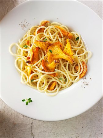 fat (food substance) - Spaghetti with chanterelle mushrooms sautéed in butter and herbs Stock Photo - Premium Royalty-Free, Code: 659-08906671