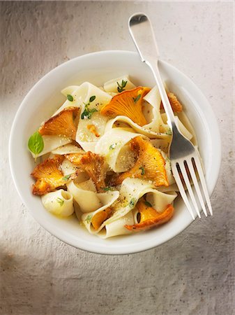 simsearch:659-07959139,k - Pappardelle pasta with chanterelle mushrooms sautéed in butter Photographie de stock - Premium Libres de Droits, Code: 659-08906672