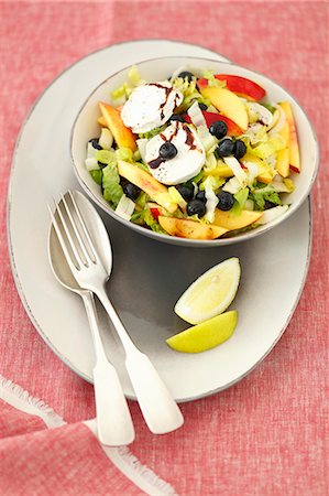 simsearch:659-06307190,k - Chicory & cos lettuce salad with nectarines, blueberries and goats' cheese Stock Photo - Premium Royalty-Free, Code: 659-08906712