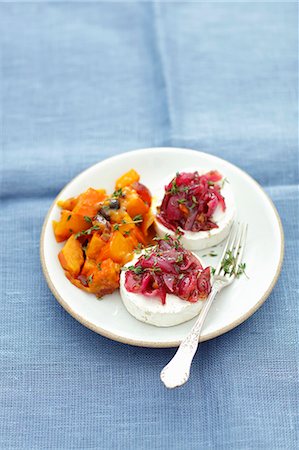 Baked camembert with caremelised red onion and pumpkin chutney Stock Photo - Premium Royalty-Free, Code: 659-08906723