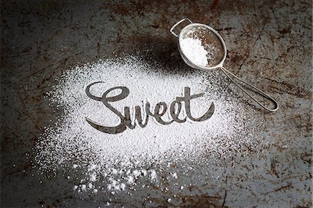 simsearch:659-03536702,k - The word 'sweet' written in icing sugar Stock Photo - Premium Royalty-Free, Code: 659-08906766