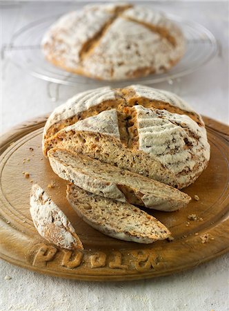 simsearch:659-08419259,k - Handmade sour dough wholemeal bread made with rye flour Photographie de stock - Premium Libres de Droits, Code: 659-08906774