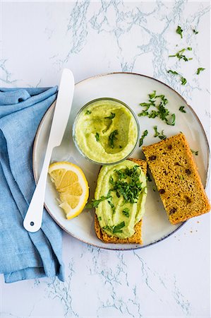 simsearch:659-09125664,k - Fagiolini & avocado hummus as a spread for bread Stock Photo - Premium Royalty-Free, Code: 659-08906782