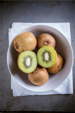 simsearch:659-07959219,k - Kiwis in a bowl Photographie de stock - Premium Libres de Droits, Code: 659-08906803