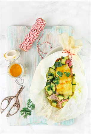 Cod with turmeric and courgette in parchment paper Photographie de stock - Premium Libres de Droits, Code: 659-08906828