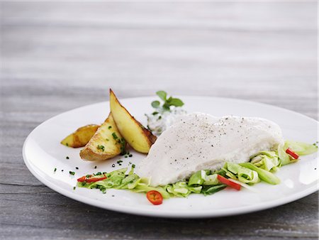 poultry breast - Poached chicken fillet on a bed of salad with potato wedges Stock Photo - Premium Royalty-Free, Code: 659-08902409