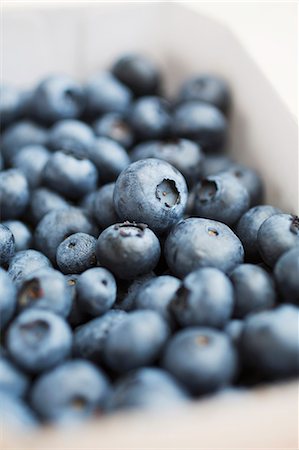 simsearch:659-07739646,k - Blueberries in a white bowl Foto de stock - Sin royalties Premium, Código: 659-08902400