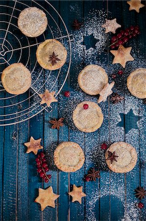 simsearch:659-07959125,k - Mini Christmas pies and star shaped biscuits Photographie de stock - Premium Libres de Droits, Code: 659-08902411