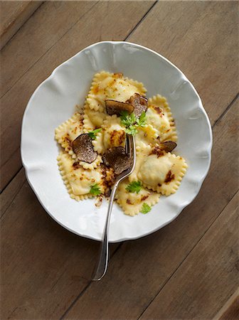 Ravioli with brown butter and truffles Photographie de stock - Premium Libres de Droits, Code: 659-08902436