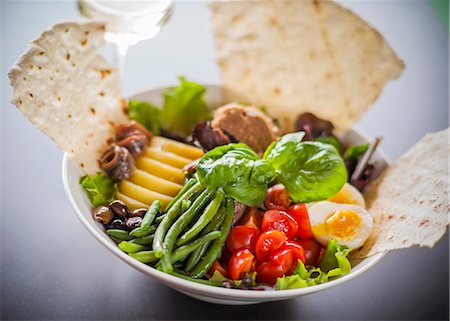 simsearch:652-02221552,k - Mixed leaf salad with egg and unleavened bread Foto de stock - Royalty Free Premium, Número: 659-08902466