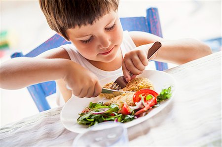 rissole - A little boy with a chickpea burger Photographie de stock - Premium Libres de Droits, Code: 659-08902460