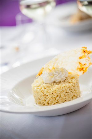 Saffron rice with Parmesan cream and Parmesan crisps Foto de stock - Sin royalties Premium, Código: 659-08902478