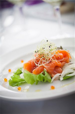 Smoked salmon on lettuce with julienned fennel Photographie de stock - Premium Libres de Droits, Code: 659-08902479
