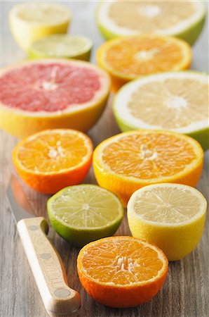 Assorted citrus fruit, halved Foto de stock - Sin royalties Premium, Código: 659-08902522