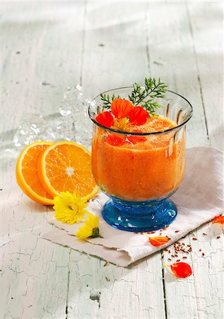 simsearch:659-06307888,k - Orange and peach smoothie with carrot juice, orange juice and ginger Photographie de stock - Premium Libres de Droits, Code: 659-08902534