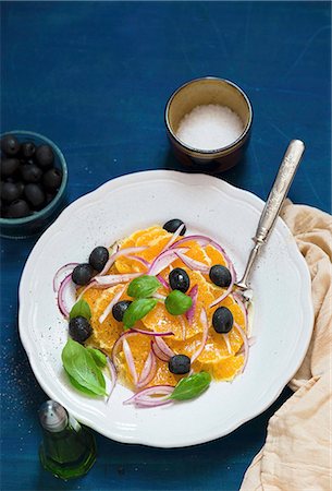 simsearch:659-08903655,k - An orange salad with olives, onions and basil Photographie de stock - Premium Libres de Droits, Code: 659-08902598