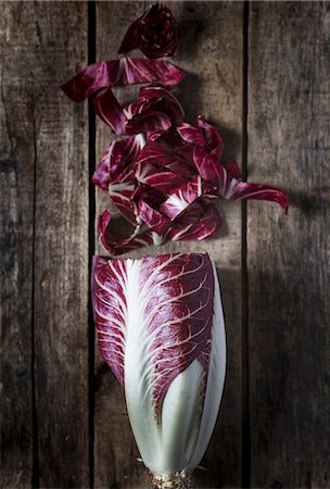 simsearch:659-07738887,k - Fresh radicchio on a rustic wood surface Photographie de stock - Premium Libres de Droits, Code: 659-08902677