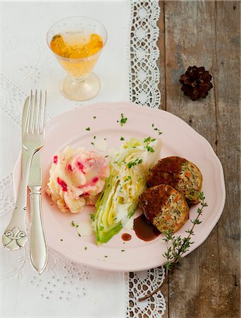 simsearch:659-08903382,k - Nut loaf with mashed potato and beetroot, and pointed cabbage with lemon cream Stockbilder - Premium RF Lizenzfrei, Bildnummer: 659-08902684