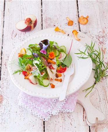 A summer salad with vineyard peaches and chanterelle mushrooms Foto de stock - Sin royalties Premium, Código: 659-08902685