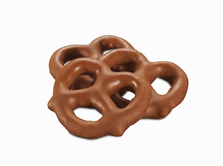 simsearch:659-08902725,k - Three milk chocolate pretzels (close-up) Foto de stock - Sin royalties Premium, Código: 659-08902692