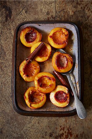 peach - Oven-roasted peaches with cinnamon Stock Photo - Premium Royalty-Free, Code: 659-08902755