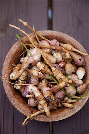 A bowl of Jerusalem artichokes (seen from above) Stock Photo - Premium Royalty-Free, Code: 659-08902763