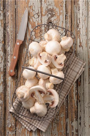 simsearch:659-08902786,k - Mushrooms in a wire basket Foto de stock - Royalty Free Premium, Número: 659-08902783