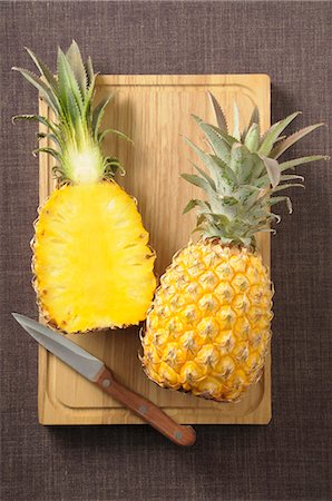 simsearch:659-08902501,k - A pineapple, halved Stock Photo - Premium Royalty-Free, Code: 659-08902811