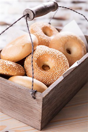 sesame beigel - Bagels in a wooden crate with a carrying handle Foto de stock - Sin royalties Premium, Código: 659-08902846