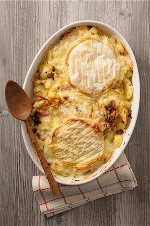 Tartiflette (potato bake with Reblochon cheese, France) Foto de stock - Sin royalties Premium, Código: 659-08902840