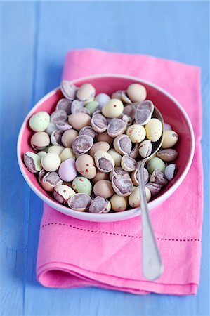simsearch:659-08904500,k - A bowl of chocolate eggs on a pink cloth Stockbilder - Premium RF Lizenzfrei, Bildnummer: 659-08902908