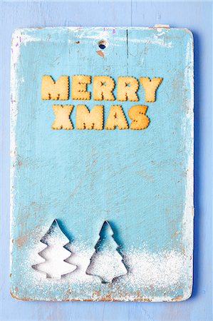 simsearch:6118-08947769,k - Christmas greetings written in English with biscuits and cutters Stock Photo - Premium Royalty-Free, Code: 659-08902918