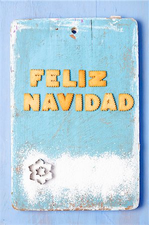 simsearch:6118-08947769,k - Christmas greetings written with biscuits in Spanish and cutters Stock Photo - Premium Royalty-Free, Code: 659-08902919