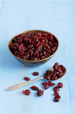 Dried cranberries in a bowl and on a spoon Foto de stock - Sin royalties Premium, Código: 659-08902910