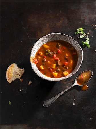 simsearch:659-08902769,k - Goulash soup with bread Photographie de stock - Premium Libres de Droits, Code: 659-08902927