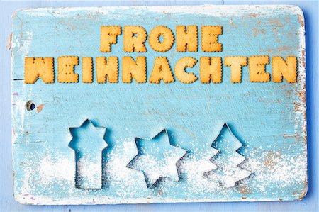 simsearch:6118-08947769,k - Christmas greetings written with biscuits in German and cutters Stock Photo - Premium Royalty-Free, Code: 659-08902923