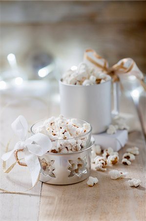 simsearch:659-08904500,k - Christmas popcorn with icing sugar and cinnamon Fotografie stock - Premium Royalty-Free, Codice: 659-08902937