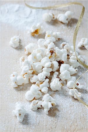 simsearch:659-08904500,k - Christmas popcorn with icing sugar and cinnamon Fotografie stock - Premium Royalty-Free, Codice: 659-08902938
