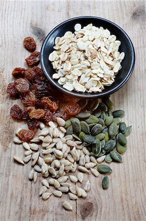 Sunflower seeds, pumpkin seeds, sultanas and a bowl of oats Photographie de stock - Premium Libres de Droits, Code: 659-08902942