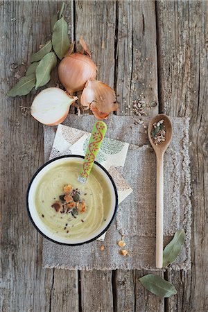 simsearch:659-08904847,k - Cream of courgette soup with croutons, spices and onions Photographie de stock - Premium Libres de Droits, Code: 659-08902943