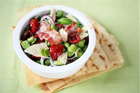 simsearch:659-08905006,k - Broad beans with onions, dried tomatoes, grilled bacon and unleavened bread Foto de stock - Sin royalties Premium, Código: 659-08902965