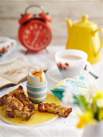 Breakfast with a soft boiled egg and toast soldiers Photographie de stock - Premium Libres de Droits, Code: 659-08902993