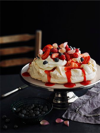 fruit cakes - Pavlova with strawberries, blueberries and rose petals Stock Photo - Premium Royalty-Free, Code: 659-08903005