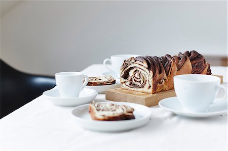 Babka with a chocolate filling Photographie de stock - Premium Libres de Droits, Code: 659-08903025