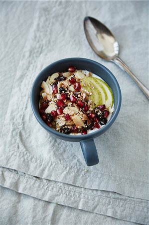 Muesli with coconut, cranberries, oats, almonds and puffed amaranth Photographie de stock - Premium Libres de Droits, Code: 659-08903029