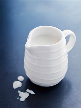 simsearch:659-08902725,k - A small jug of milk Foto de stock - Sin royalties Premium, Código: 659-08903022