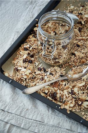 Muesli with coconut, cranberries, oats, almonds and puffed amaranth on a baking tray Photographie de stock - Premium Libres de Droits, Code: 659-08903030