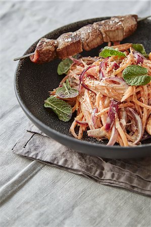 simsearch:659-08903655,k - Carrot salad with a coffee-marinated kebab (India) Photographie de stock - Premium Libres de Droits, Code: 659-08903032